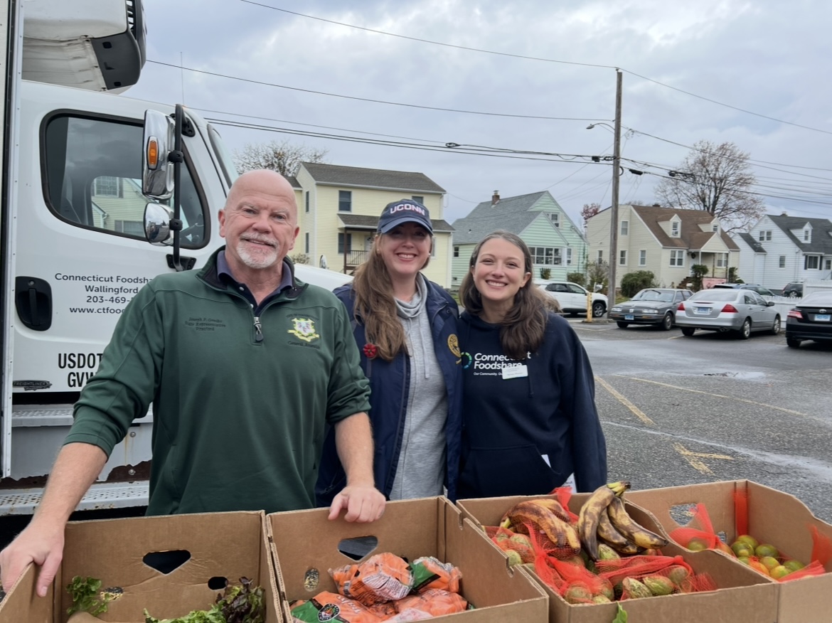 Reps. Gresko and Shake help at the CT Foodshare distribution in Stratford.