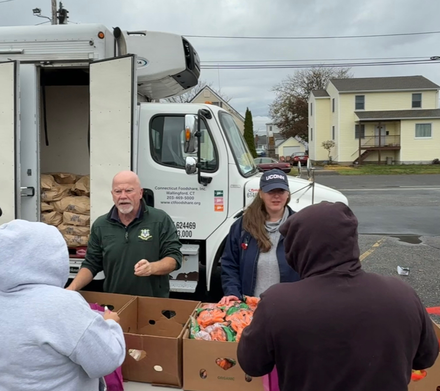Reps. Gresko and Shake help at the CT Foodshare distribution in Stratford.